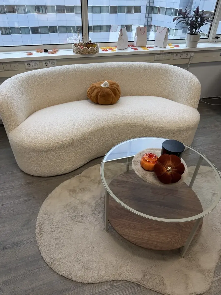 De wachthoek met de bank en de salontafel